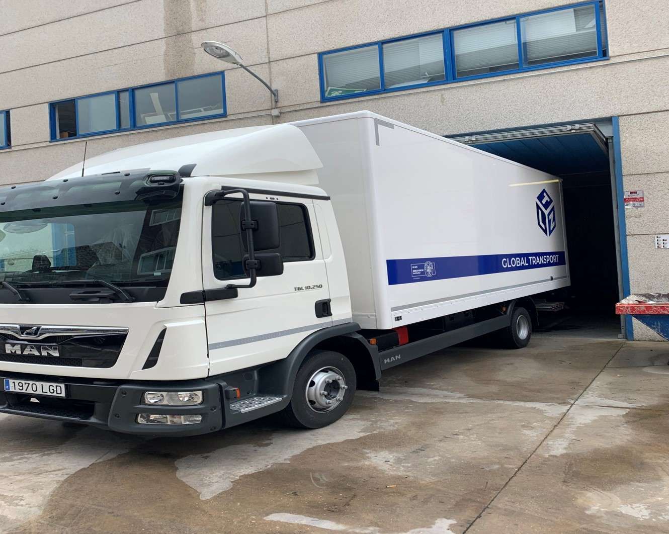 Camion blanco de Ltz saliendo del centro de logistica de LTZ
