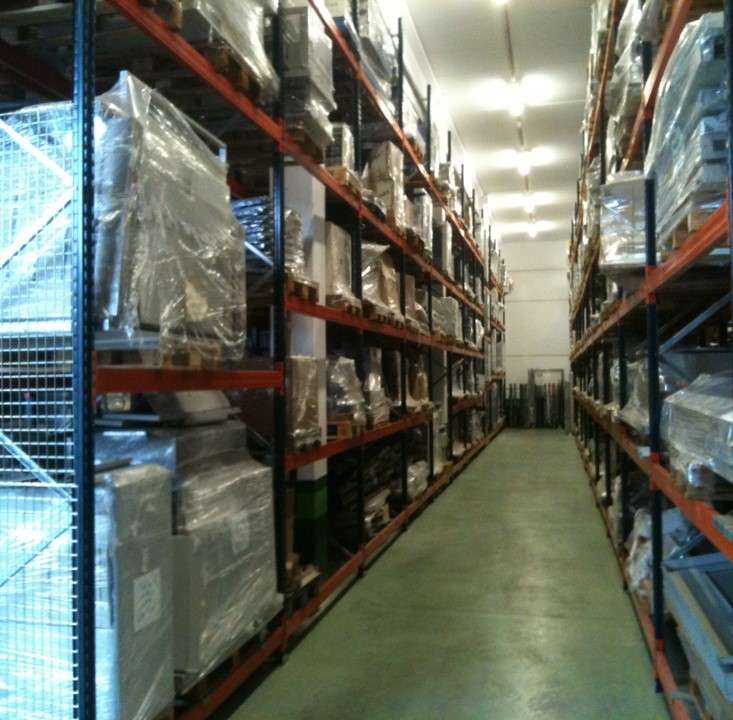 Estanterias en centro de almacenaje de LTZ